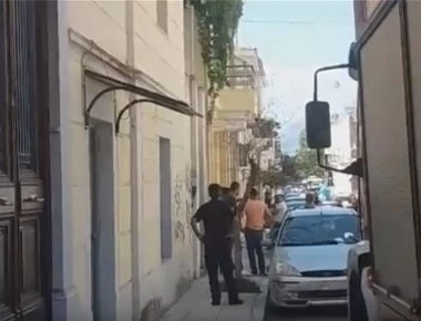 Πάτρα: Αλλοδαπός απειλεί να αυτοπυρποληθεί στο κέντρο της πόλης (φωτό)